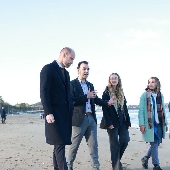 Il est revenu sur un lieu qui lui tient particulièrement à coeur.

Le prince de Galles  se promène sur la plage de Colwyn Bay, dans le nord du Pays de Galles, avec des membres du Youth Ocean Network de la Marine Conservation Society qui ont participé au projet Hiraeth Yn Y Mor, qui s'est achevé en mars 2025, afin d'écouter ce qu'ils ont appris grâce à leur travail sur le projet et l'importance de la connaissance des océans et du temps passé au bord de la mer pour le bien-être mental. Photo par PA Photo/ Bestimage