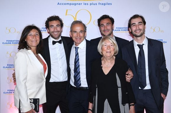 Exclusif - La famille Kretz : "L'Agence" sur TMC : Sandrine Kretz, Martin Kretz, Olivier Kretz, Majo (la grand-mère), Valentin et Louis à la soirée de gala des 50 ans de la Fondation Claude Pompidou à l'Hôtel Marcel Dassault à Paris, le 12 avril 2022. Photo : Rachid Bellak / LMS / Bestimage