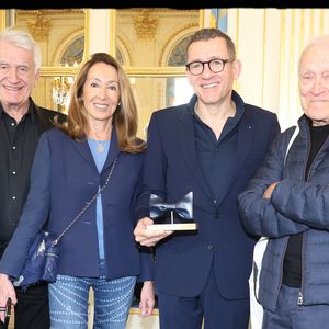 Nicole et Gilbert Coullier, Dany Boon, Jérôme Seydoux - Dany Boon reçoit des mains de Rachida Dati le Grand Prix Raymond Devos de la langue française 2025 au Salon Jérôme du Ministère de la Culture à Paris le 21 mars 2025 © Alain Guizard/Bestimage