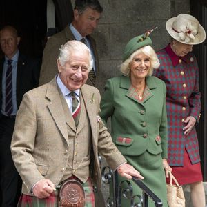 Le Roi Charles III d'Angleterre et la reine Camilla arrivent à Crathie Kirk, près de Balmoral au Royaume Uni, pour assister à la Messe dominicale, 3 septembre 2023. AGENCE / BESTIMAGE