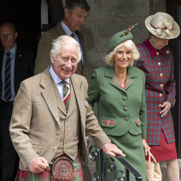 Le Roi Charles III d'Angleterre et la reine Camilla arrivent à Crathie Kirk, près de Balmoral au Royaume Uni, pour assister à la Messe dominicale, 3 septembre 2023. AGENCE / BESTIMAGE