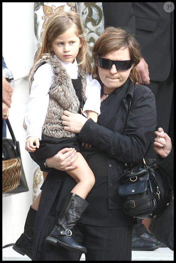 Valérie Bourdin, Sasha et Tanelle (fille de Valérie Bourdin) aux obsèques de Filip Nikolic à l'église Russe de Sainte Genevieve des Bois. Photo par JACOVIDES-MOREAU / BESTIMAGE