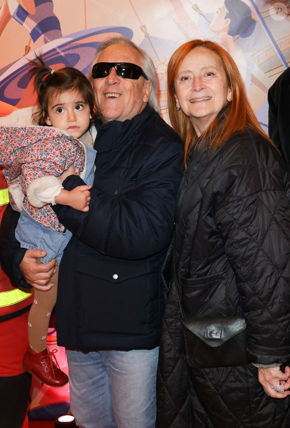 Accompagné de sa femme Nikole avec lequel il est marié depuis 1999, le chanteur portait dans ses bras leur petite-fille, confortablement blottie contre son grand-père.

Gilbert Montagné avec sa femme au photocall de la générale du spectacle "Tempo" du Cirque d'Hiver Bouglione à Paris, France, le 18 octobre 2025. © Coadic Guirec/Bestimage