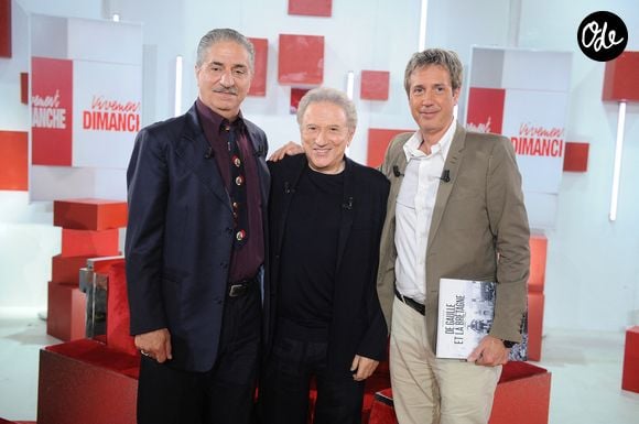Franck Ferrand, Simon Abkarian et Antonin Baudry sont les invités de cette émission spéciale.

 Simon Abkarian, Michel Drucker et Antonin Baudry lors de l'enregistrement de l'émission Vivement dimanche édition spéciale intitulée 'Général de Gaulle' au studio Rive gauche, présentée par M.Drucker et diffusée le 11 octobre sur France 3, à Paris, France, le 30 septembre 2026. © Guillaume Gaffiot/Bestimage