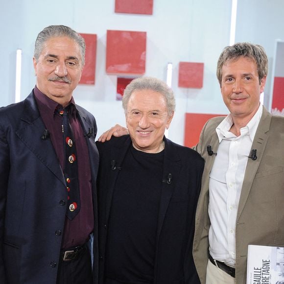 Franck Ferrand, Simon Abkarian et Antonin Baudry sont les invités de cette émission spéciale.

 Simon Abkarian, Michel Drucker et Antonin Baudry lors de l'enregistrement de l'émission Vivement dimanche édition spéciale intitulée 'Général de Gaulle' au studio Rive gauche, présentée par M.Drucker et diffusée le 11 octobre sur France 3, à Paris, France, le 30 septembre 2026. © Guillaume Gaffiot/Bestimage