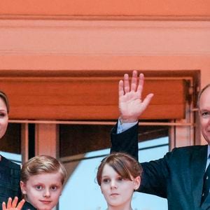 Le prince Albert II de Monaco, la princesse Charlène de Monaco, le prince Jacques de Monaco, marquis des Baux, et la princesse Gabriella de Monaco, comtesse de Carladès lors de la célébration de la fête de la Saint-Jean sur la Place du Palais princier de Monaco, le 23 juin 2025. La Saint Jean est à l'origine une fête païenne puis chrétienne. Pour les païens, c'était une fête qui célébrait les moissons. Une fois christianisée, cette fête est devenue celle du solstice d'été et donc la fête de la lumière. © Claudia Albuquerque/Bestimage