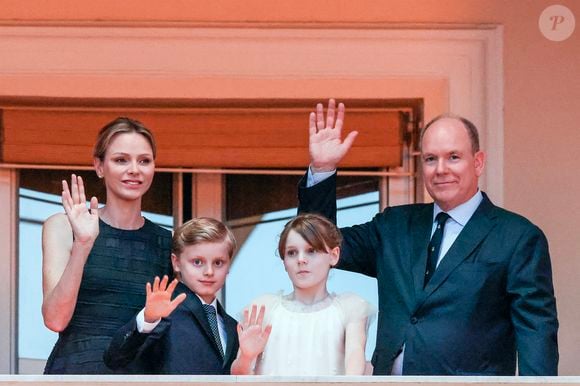 Le prince Albert II de Monaco, la princesse Charlène de Monaco, le prince Jacques de Monaco, marquis des Baux, et la princesse Gabriella de Monaco, comtesse de Carladès lors de la célébration de la fête de la Saint-Jean sur la Place du Palais princier de Monaco, le 23 juin 2025. La Saint Jean est à l'origine une fête païenne puis chrétienne. Pour les païens, c'était une fête qui célébrait les moissons. Une fois christianisée, cette fête est devenue celle du solstice d'été et donc la fête de la lumière. © Claudia Albuquerque/Bestimage