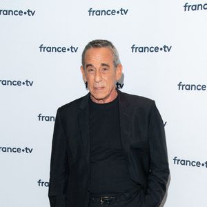 Thierry Ardisson lors du photocall dans le cadre de la conférence de presse de France Télévisions au Pavillon Gabriel à Paris, France, le 24 août 2021. © Pierre Perusseau/Bestimage