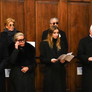 Accompagné de sa fille, celle-ci était également en noir et a pu réconforter son père lors de cette émouvante cérémonie religieuse. 

Le prince Emmanuel Philibert de Savoie, prince de Venise et de Piémont, duc de Savoie et Vittoria de Savoie, princesse de Carignan et marquise d'Ivrée réunis en mémoire du prince Victor-Emmanuel à la basilique de Superga le 1er février 2025 à Turin en Italie.  © Lucia Sabatelli/Bestimage