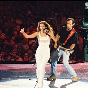 Avant de conclure sans en dire davantage: "Le travail qu’elle fait avec Jean-Jacques Goldman est tout simplement incroyable, vous savez". 

Archives - Céline Drion et Jean-Jacques Goldman - Concert de Céline Dion au Stade de France à Paris.