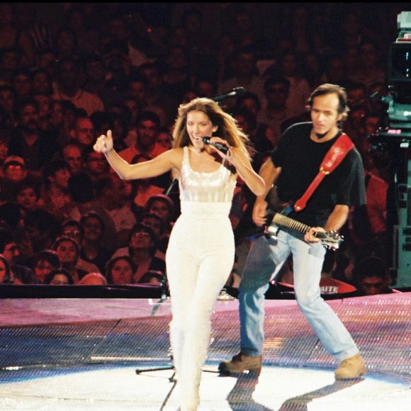 Avant de conclure sans en dire davantage: "Le travail qu’elle fait avec Jean-Jacques Goldman est tout simplement incroyable, vous savez". 

Archives - Céline Drion et Jean-Jacques Goldman - Concert de Céline Dion au Stade de France à Paris.