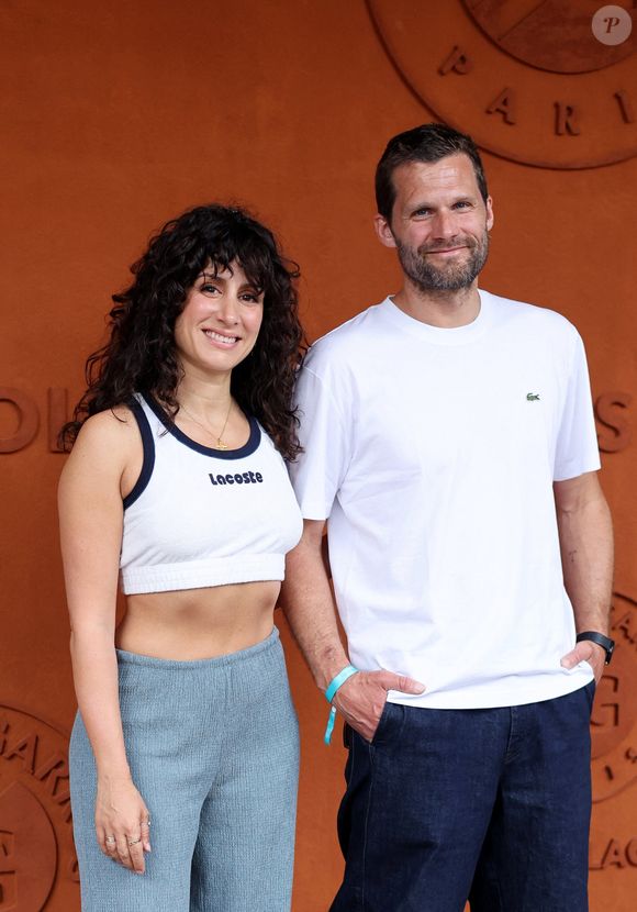 Mais aujourd'hui, force est de constater qu'il a pris de l'âge, comme il l'affirme. 

Aïda Asgharzadeh et Alexis Michalik au village lors des Internationaux de France de Tennis de Roland Garros 2025 (Jour 7), le 31 mai 2025 à Paris. 
© Dominique Jacovides / Bestimage
