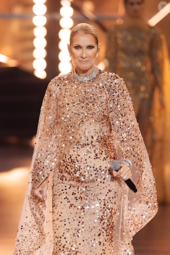 Souffrant d'une maladie auto-immune : le syndrome de la personne raide (syndrome de l’homme raide ndlr), l'icône a progressivement orchestré son grand retour médiatique !

Concert de Celine Dion au défilé anniversaire Elie Saab "1001 Seasons of Elie Saab" à l'espace "The Venue" à Riyad, Arabie saoudite le 13 novembre 2024. © Tiziano Da Silva / Bestimage