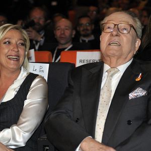Depuis, l'article en question a été supprimé. Mais pour Marine Le Pen, le mal est fait.
Marine Le Pen, vice-présidente du Front national français (FN) et son père Jean-Marie Le Pen sont photographiés lors de l'ouverture du 14ème congrès du Front national au Palais des Congrès de Tours le 15 janvier 2011. Photo par Edouard Bernaux/ABACAPRESS.COM