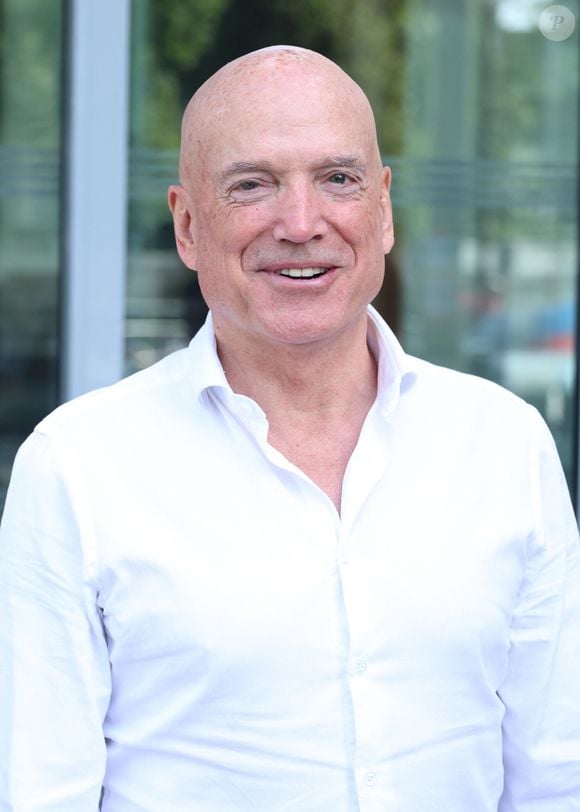 Louis Bodin quitte les studios RTL à Neuilly-sur-Seine le 2 Mai 2025. © Denis Guignebourg/BestImage