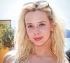 La raison c'est Boum, l'adorable boule de poils que la comédienne vient tout juste d'adopter. 

Exclusif - Kim Higelin lors de la préparation d’un DreamTrack avec Mosimann lors du 79ème Festival International du Film de Cannes le 15 mai 2026. © Jack Tribeca / Bestimage