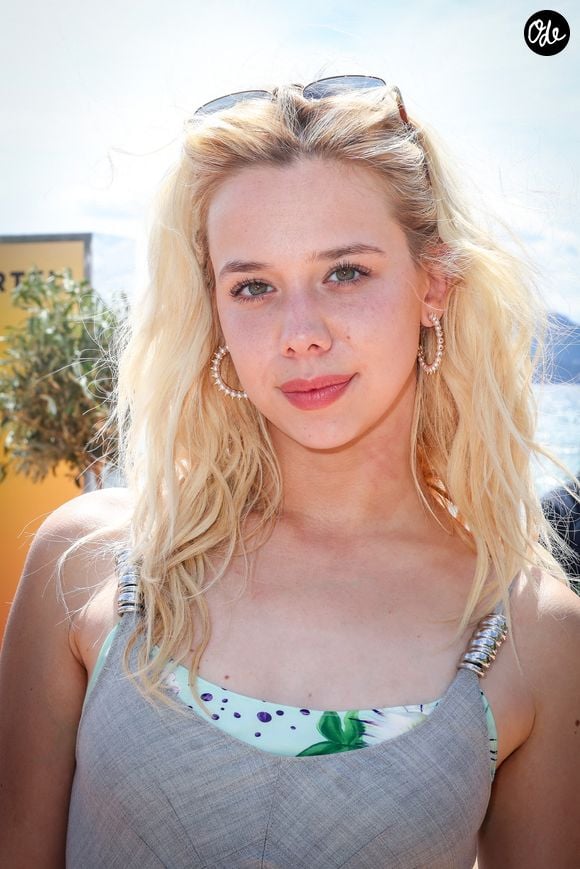La raison c'est Boum, l'adorable boule de poils que la comédienne vient tout juste d'adopter. 

Exclusif - Kim Higelin lors de la préparation d’un DreamTrack avec Mosimann lors du 79ème Festival International du Film de Cannes le 15 mai 2026. © Jack Tribeca / Bestimage