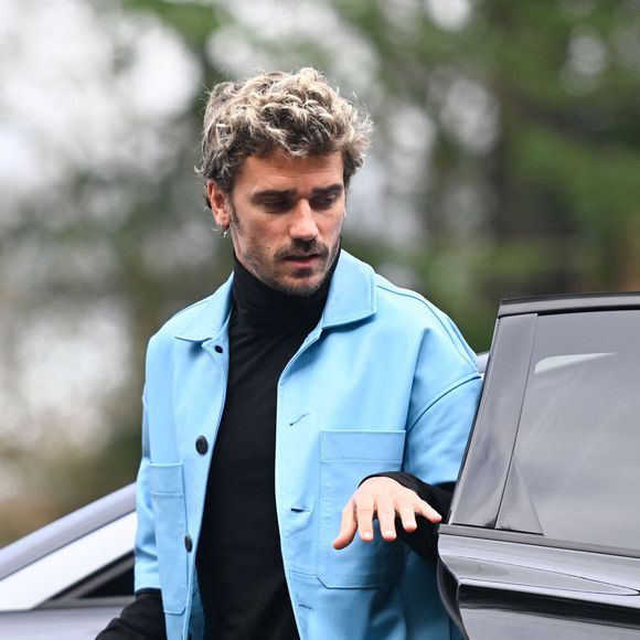 Antoine Griezmann porte une veste en cuir bleue Possery à Clairefontaine, France. © Federico Pestellini/Panoramic/Bestimage