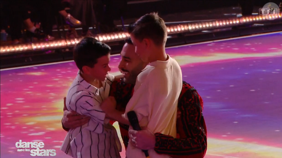 Adil Rami et ses jumeaux dans "Danse avec les stars", capture d'écran TF1.  Le 11 avril 2025.
