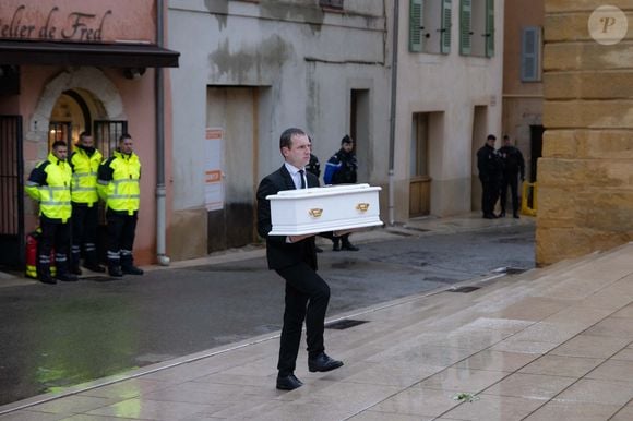 Vidéo : Arrivée du cercueil du petit Emile lors de ses obsèques le 8  février 2025 à la basilique Sainte-Marie-Madeleine de  Saint-Maximin-la-Sainte-Baume. - Purepeople