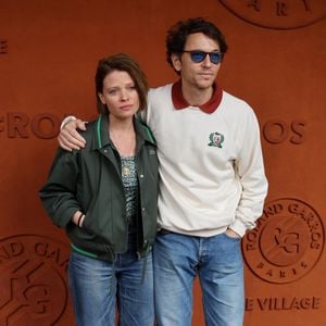 Mélanie Thierry et son compagnon le chanteur Raphaël au village lors des Internationaux de France de Tennis de Roland Garros 2025, à Paris, France, le 4 Juin 2025. © Jacovides-Moreau/Bestimage