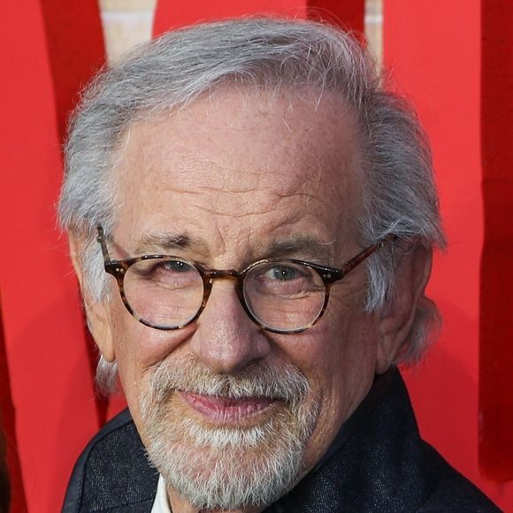 Les stars et les créateurs du film "The Thursday Murder Club" se réunissent pour la première britannique qui s'est tenue dans les jardins de Leicester Square. © Backgrid UK/ Bestimage