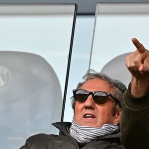 Richard Anconina en tribunes lors du match de football Ligue 1 Uber Eats opposant le Paris Saint-Germain (PSG) à l'OGC Nice (1-0) au Parc des Princes à Paris, France, le 1er novembre 2025. © Christian Liewig/Bestimage