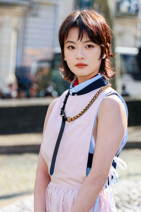 Li Gengxi aux arrivées au défilé Miu Miu Collection Femme Prêt-à-Porter Automne/Hiver 2026-2027 lors de la Fashion Week de Paris (PFW) au palais d'lena conseil Economique, social et environnemental, à Paris, France, le 10 mars 2026. © Denis Guignebourg/Bestimage
