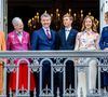 C'est assez rare pour le souligner : un couple royal a pris la décision de prolonger ses vacances. 

Le roi Frederik de Danemark  et la reine Mary de Danemark, rejoints par la princesse Isabella de Danemark, le prince Vincent de Danemark, la princesse Josephine de Danemark et la reine Margrethe de Danemark, apparaissent sur le balcon du palais Christian à Amalienborg à Copenhague. 
©Backgrid USA / Bestimage