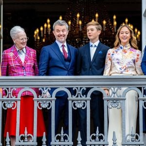 C'est assez rare pour le souligner : un couple royal a pris la décision de prolonger ses vacances.
Le roi Frederik de Danemark et la reine Mary de Danemark, rejoints par la princesse Isabella de Danemark, le prince Vincent de Danemark, la princesse Josephine de Danemark et la reine Margrethe de Danemark, apparaissent sur le balcon du palais Christian à Amalienborg à Copenhague.
©Backgrid USA / Bestimage