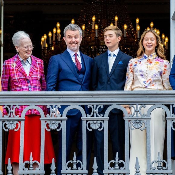 C'est assez rare pour le souligner : un couple royal a pris la décision de prolonger ses vacances. 

Le roi Frederik de Danemark  et la reine Mary de Danemark, rejoints par la princesse Isabella de Danemark, le prince Vincent de Danemark, la princesse Josephine de Danemark et la reine Margrethe de Danemark, apparaissent sur le balcon du palais Christian à Amalienborg à Copenhague. 
©Backgrid USA / Bestimage
