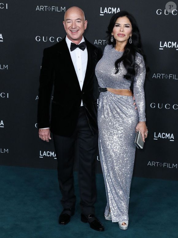 Jeff Bezos et sa compagne Lauren Sanchez au 10e "Annual Art + Film Gala" organisé par Gucci à la "LACMA Art Gallery" à Los Angeles. Le 6 novembre 2021. Backgrid USA / Bestimage