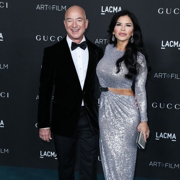 Jeff Bezos et sa compagne Lauren Sanchez au 10e "Annual Art + Film Gala" organisé par Gucci à la "LACMA Art Gallery" à Los Angeles. Le 6 novembre 2021. Backgrid USA / Bestimage