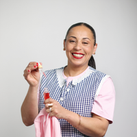 Souad Romero, pro du ménage, donne la recette de sa lessive maison et du détachant magique qui vient à bout de toutes les tâches : "Et voilà, ça part !"