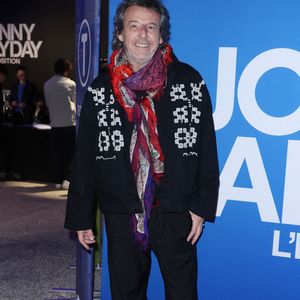 Jean-Luc Reichmann assiste au Photocall "Johnny Hallyday, L'Exposition" à Paris Expo Porte de Versailles à Paris, France le 21 décembre 2023, qui ouvrira ses portes du 22 décembre 2023 au 19 juin 2024. Photo par Jerome Dominé/Abaca