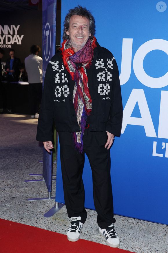 Jean-Luc Reichmann assiste au Photocall "Johnny Hallyday, L'Exposition" à Paris Expo Porte de Versailles à Paris, France le 21 décembre 2023, qui ouvrira ses portes du 22 décembre 2023 au 19 juin 2024. Photo par Jerome Dominé/Abaca
