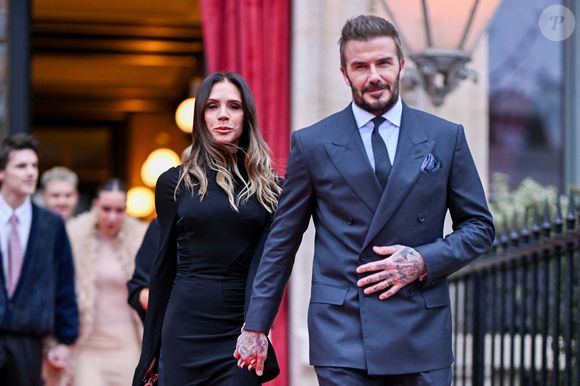 Mais ce lundi 26 janvier, les parents David et Victoria ont fait une apparition remarquée à Paris, accompagnés de tout le reste de leur clan.

Victoria Beckham et son mari David Beckham - Victoria Beckham, accompagnée de sa famille, à la sortie de l'Hôtel La Réserve pour se rendre au ministère de la Culture pour être élevée au rang de Chevalier des Arts et des Lettres à Paris, France, le 26 janvier 2026. © Yehiel Chekroune/Bestimage