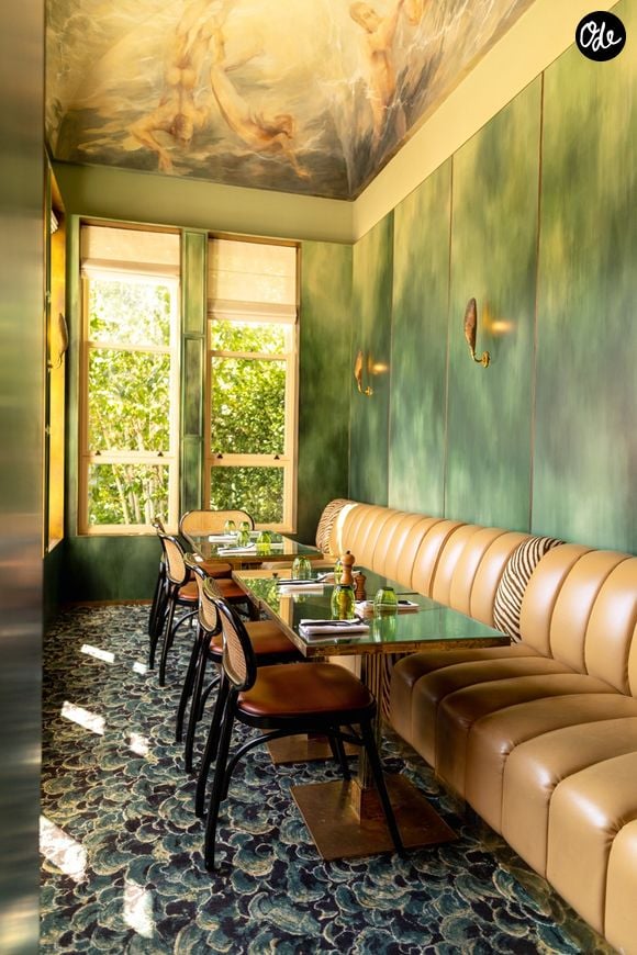Installé dans un somptueux hôtel particulier Art nouveau du IXe arrondissement, BB Blanche marie gastronomie et décor théâtral au cœur d'une adresse historique réinventée avec élégance.