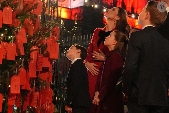 Si non, on vous explique tout !

La princesse de Galles et ses enfants, le prince George, la princesse Charlotte et le prince Louis, regardent les messages sur l'arbre de la gentillesse avant le service de chants de Noël Together At à l'abbaye de Westminster à Londres, au Royaume-Uni, le 6 décembre 2024. Photo de Jordan Pettitt/PA Wire/ABACAPRESS.COM