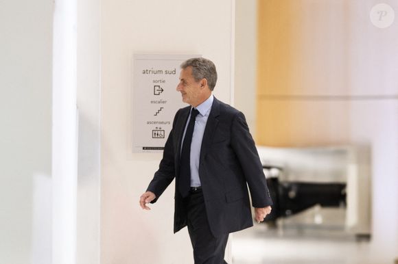 L'ancien président français Nicolas Sarkozy quitte son procès pour financement illégal de campagne depuis la Libye pour sa candidature présidentielle victorieuse de 2007, au tribunal de Paris, France, le 25 mars 2025. Le parquet financier rend le 25 mars son acte d'accusation dans le procès de Nicolas Sarkozy et de 11 autres accusés, dont d'anciens proches collaborateurs, accusés d'avoir conçu un pacte avec l'ancien dictateur libyen Mouammar Kadhafi pour financer illégalement la candidature victorieuse de Sarkozy à l'élection présidentielle de 2007. © Pierre Perusseau/Bestimage