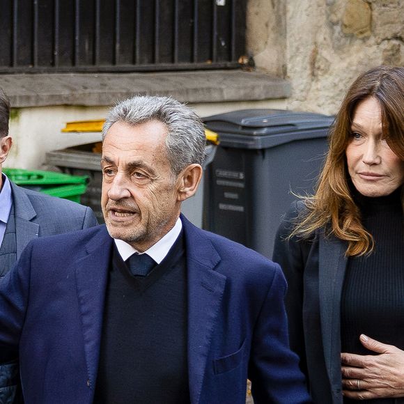 Nicolas Sarkozy, accompagné de sa femme Carla Bruni, sort de son domicile pour être incarcéré à la prison de La Santé à Paris le 21 octobre 2025. © Shana Abitbol/Bestimage