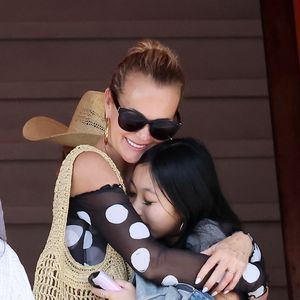 Laeticia Hallyday accompagnée de son compagnon Frédéric Suant et de sa fille Joy sont aller accueillir Jade à l'aéroport de Saint-Barthélemy-Rémy-de-Haenen où tout le monde se retrouve pour le 50ème anniversaire de Laeticia, à Saint-Jean, Saint-Barthélémy, Antilles françaises, France, le 15 mars 2025. © DOMINIQUE JACOVIDES / BESTIMAGE