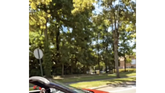 Très fier, le papa de la mariée avait aussi loué une Ferrari pour ce grand jour et a été même été surnommé "The Boss" par son épouse.

Vitaa au mariage de Sarah, la fille de l'époux de la chanteuse, Hicham. Instagram.  mai 2025