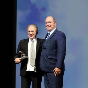 Malgré ce contretemps, Michel Drucker a pu recevoir sa distinction dans une ambiance chaleureuse et pleine d'émotion. 

Le prince Albert II de Monaco et Michel Drucker (Nymphe d'honneur) lors de la 65e édition du Festival TV de Monte-Carlo, au Monte Carlo Beach, le 12 juin 2026.

© Claudia Albuquerque / Bestimage