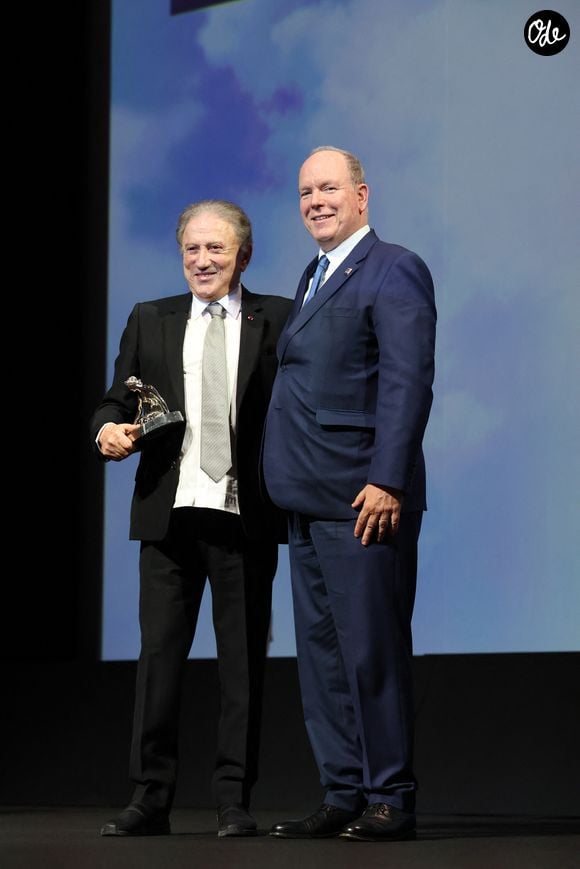 Malgré ce contretemps, Michel Drucker a pu recevoir sa distinction dans une ambiance chaleureuse et pleine d'émotion. 

Le prince Albert II de Monaco et Michel Drucker (Nymphe d'honneur) lors de la 65e édition du Festival TV de Monte-Carlo, au Monte Carlo Beach, le 12 juin 2026.

© Claudia Albuquerque / Bestimage