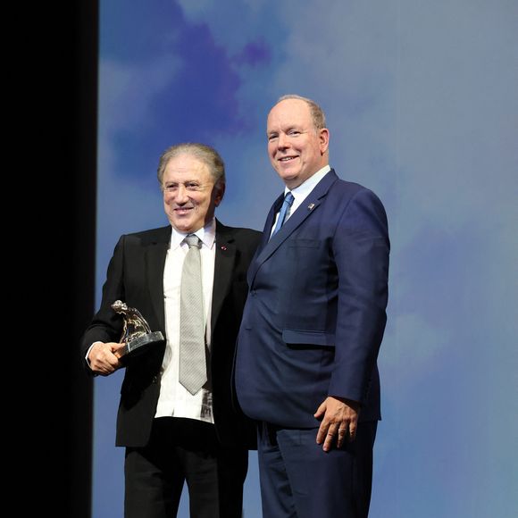 Malgré ce contretemps, Michel Drucker a pu recevoir sa distinction dans une ambiance chaleureuse et pleine d'émotion. 

Le prince Albert II de Monaco et Michel Drucker (Nymphe d'honneur) lors de la 65e édition du Festival TV de Monte-Carlo, au Monte Carlo Beach, le 12 juin 2026.

© Claudia Albuquerque / Bestimage
