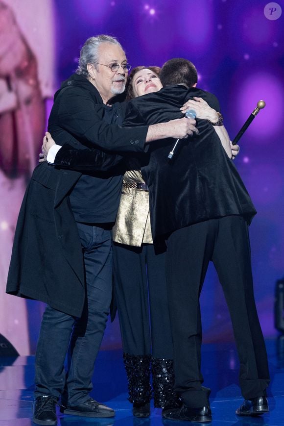 Exclusif - Tina Arena, Patrick Hernandez et le fils de Tina Arena Gabriel pour les surprises lors de l'enregistrement de l'émission "La Boîte à secrets", présentée par F.Bollaert et diffusée le 23 janvier sur France 3, dans les studios du Lendit à Saint-Denis, France, le 16 décembre 2025. © Cyril Moreau/Bestimage