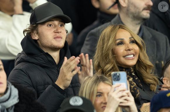 "Ça remontre à l’année dernière pour la fête de ses 21 ans. Il m’avait dit ‘Maman écoute, papa m’a un peu appris à mixer, je veux jouer trois quarts d’heure pour mes potes.’"

Cathy Guetta et son fils Tim Elvis Guetta - Célébrités dans les tribunes lors du match de Ligue des Champions entre le Paris Saint Germain contre Tottenham Hotspur Football Club (5-3) au Parc des Princes à Paris le 26 novembre 2025. © Cyril Moreau/Bestimage