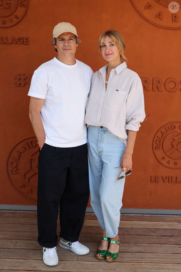 Caroline Anglade et son mari Nicolas Moreau au village lors des Internationaux de France de Tennis de Roland Garros 2026. Paris, le 26 mai 2026.
© Jacovides / Moreau / Bestimage