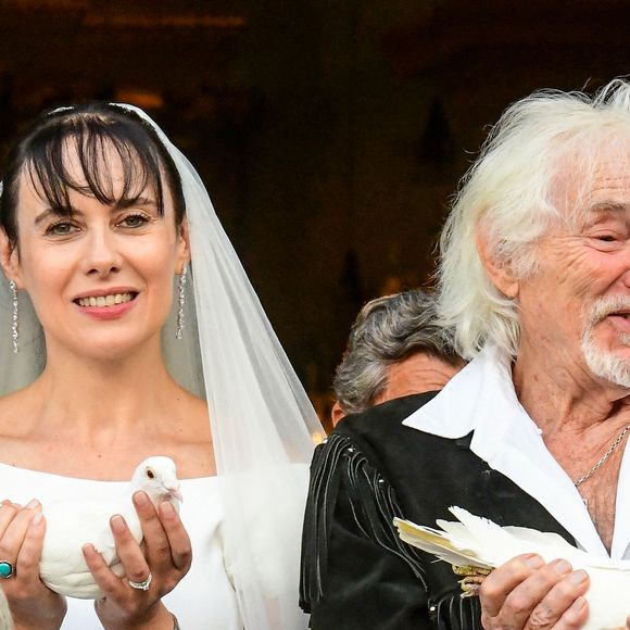 Murielle Mégevand et Hugues Aufray sur le parvis de l'église pour un lâcher de colombes - Mariage d'Hugues Aufray et de Murielle Mégevand à l'église Saint-Vigor de Marly-Le Roy, France, le 2 septembre 2023.

Photo : Agence / Bestimage